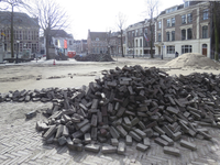 907517 Gezicht op de herbestrating van het Domplein te Utrecht: de contouren van het verdwenen middenschip van de ...